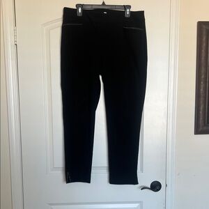 Chico's Black cropped pants. Pockets with gold detail